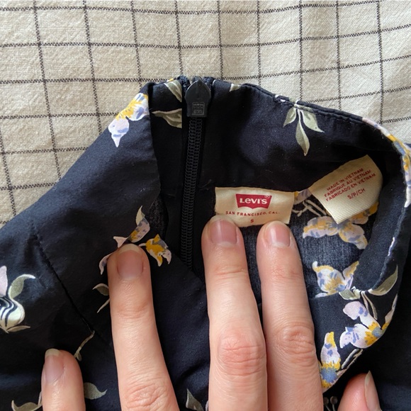 Levi’s Floral Blouse - Picture 2 of 4